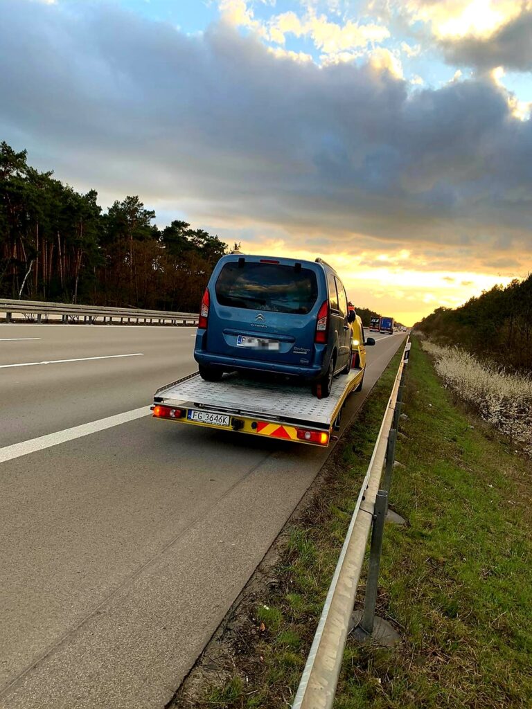 Profesjonalna pomoc drogowa Wałcz - załadunek i transport uszkodzonego pojazdu na lawetę.